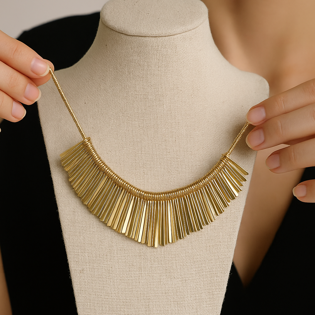 Altın rengi metal püskül yaka kolye