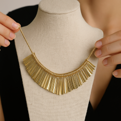 Altın rengi metal püskül yaka kolye