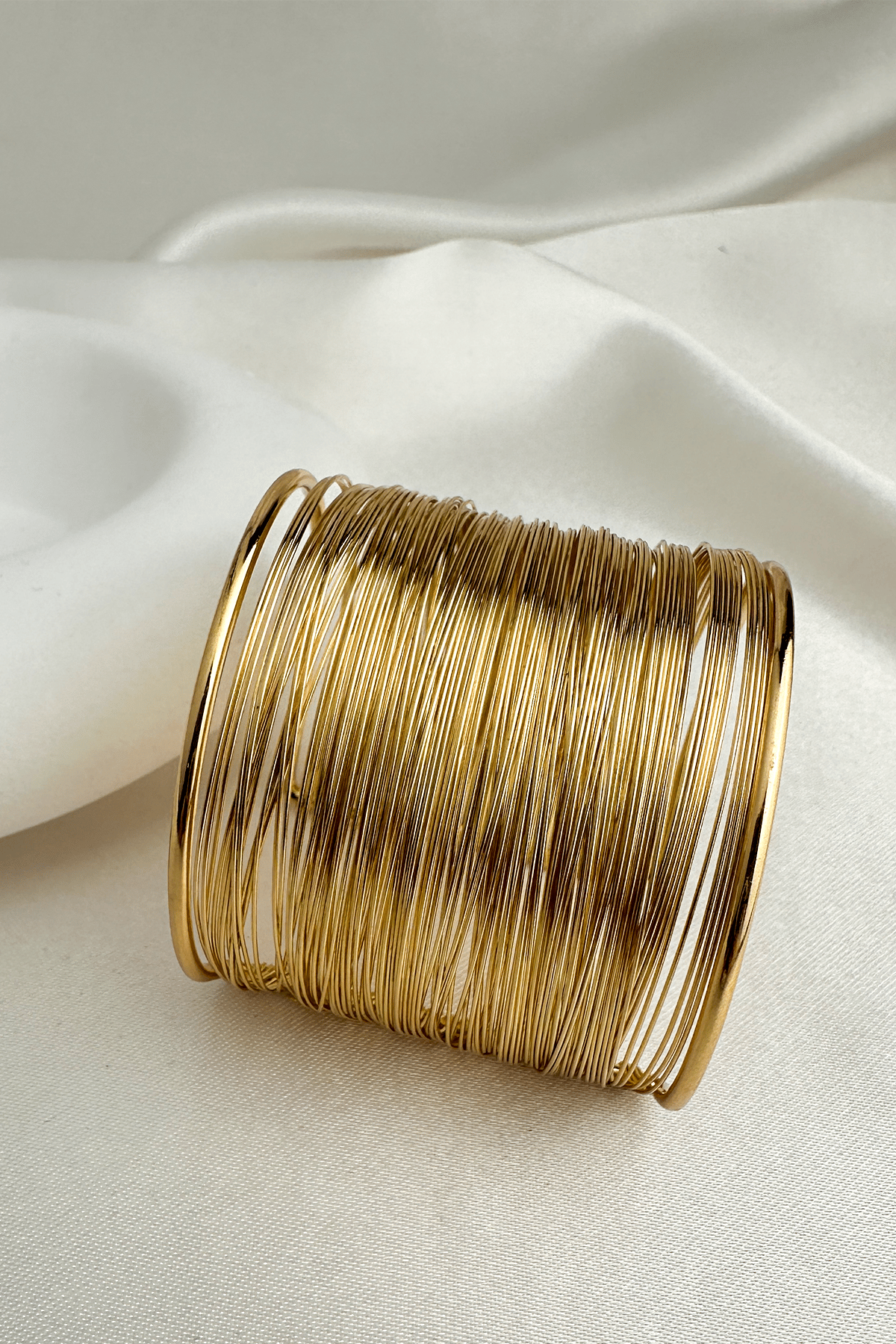 Altın Rengi Katmanlı Geniş Kenarlı Açık Tel Bileklik