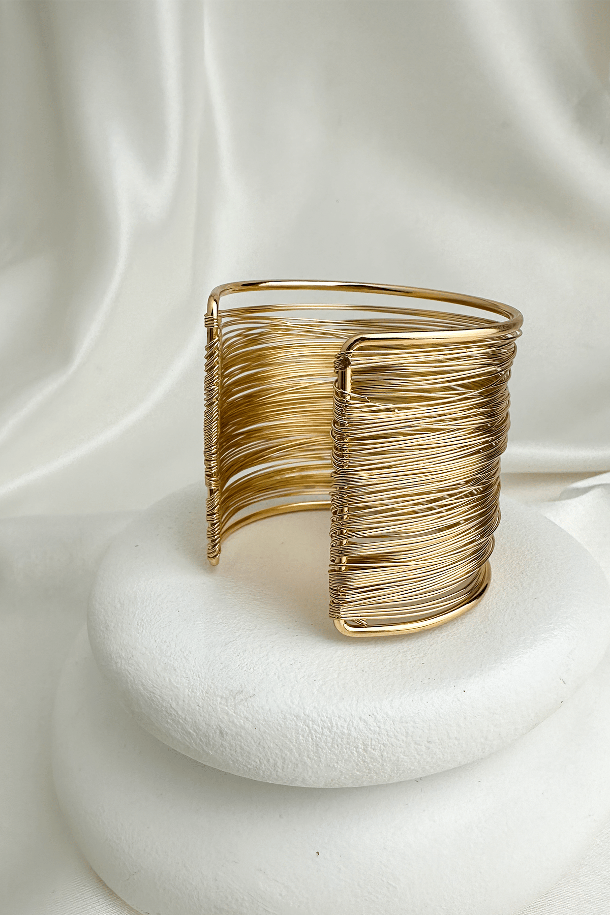 Altın Rengi Katmanlı Geniş Kenarlı Açık Tel Bileklik