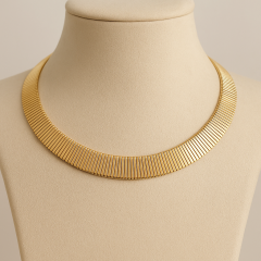 ✨ Zarif Dokunuşun Gücü: Altın Yassı Formlu Klasik Kolye ✨