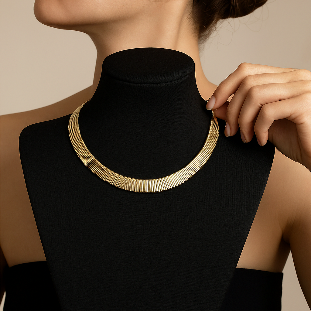 ✨ Zarif Dokunuşun Gücü: Altın Yassı Formlu Klasik Kolye ✨