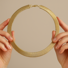 ✨ Zarif Dokunuşun Gücü: Altın Yassı Formlu Klasik Kolye ✨