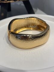 Gold Detaylı Kalın Kelepçe – Zarif & Güçlü Tasarım  Modern Kadın Bileklik