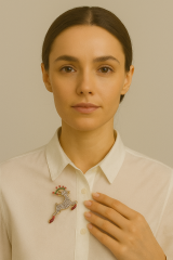 Yılbaşı Ruhunu ve Zarafeti Taşıyan Işıltılı Broş Koleksiyonu