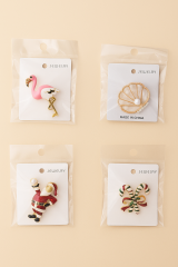 Yılbaşı Ruhunu ve Zarafeti Taşıyan Işıltılı Broş Koleksiyonu