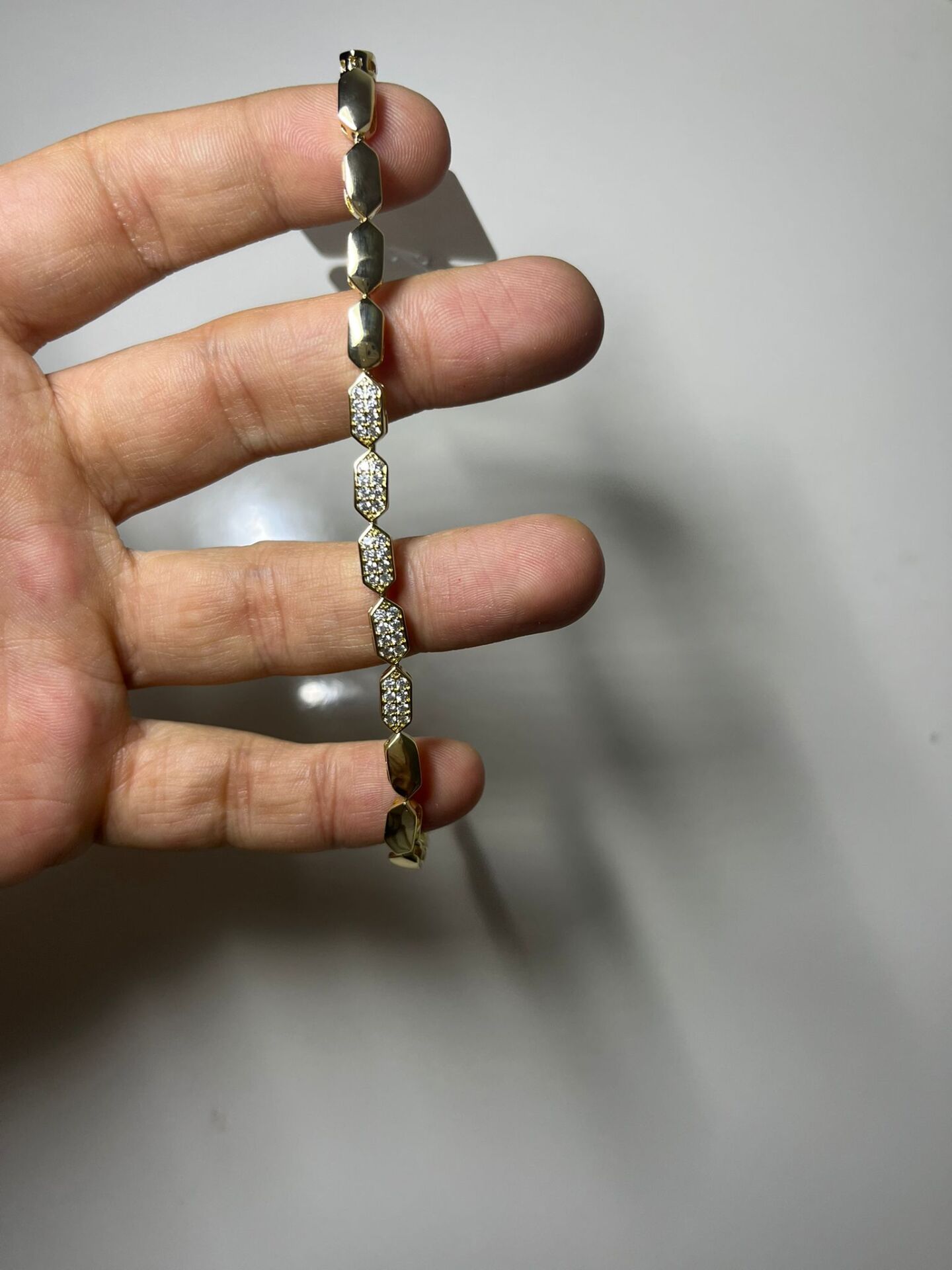 Zirkon Taş Detaylı Gold Kaplama Kadın Bileklik – Parlak ve Zarif Tasarım