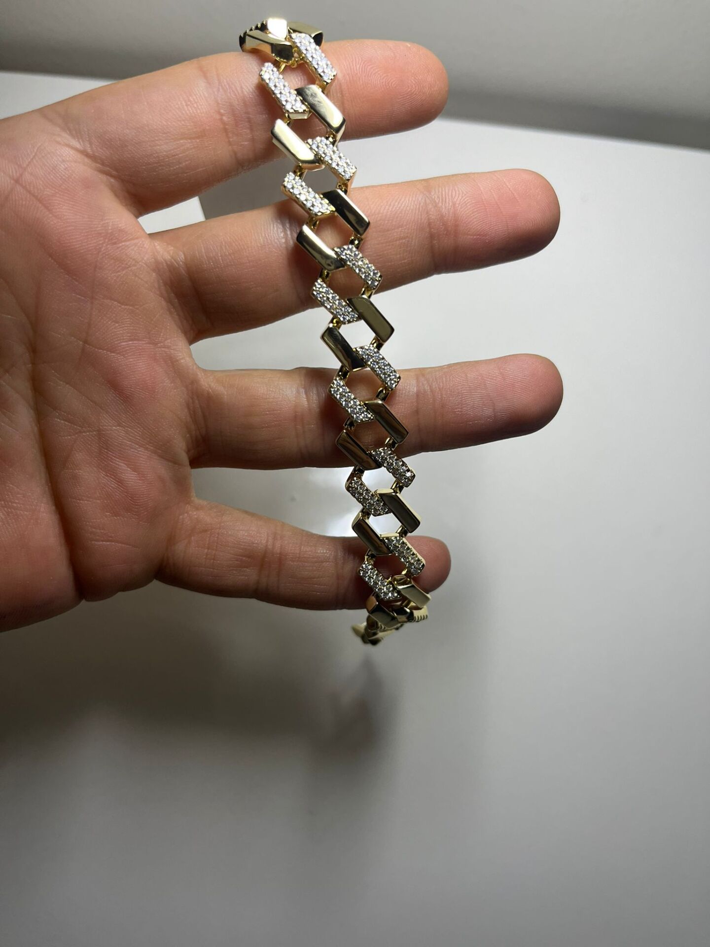 Kalın Form Zirkon Taş Detaylı Gold Kaplama Kadın Bileklik – Işıltılı ve Şık Tasarım