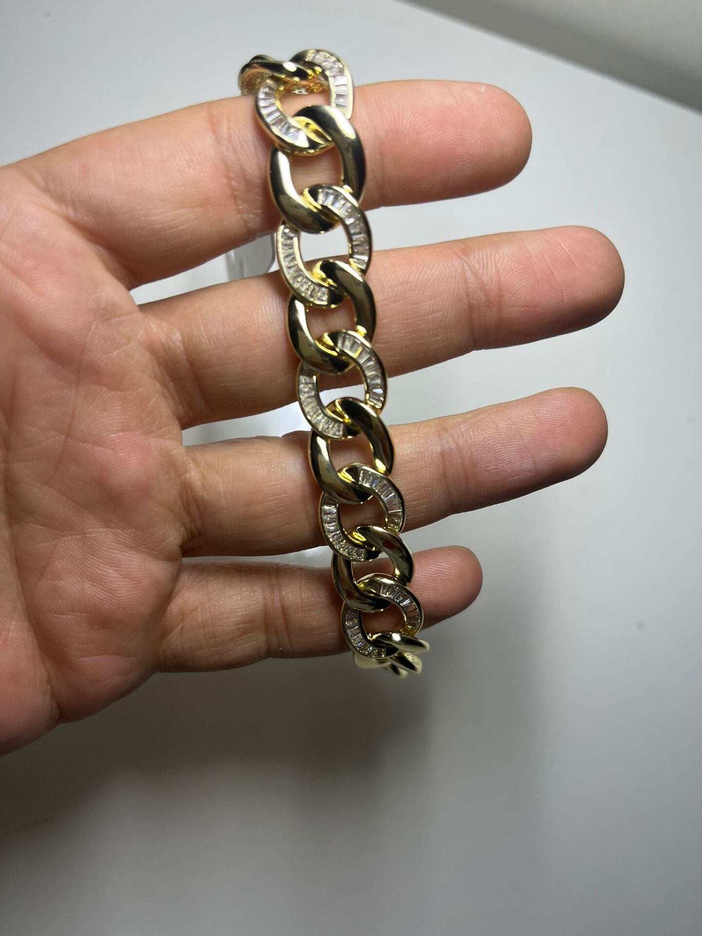 Kalın Zincir Model Zirkon Taş Detaylı Gold Kaplama Kadın Bileklik – Lüks ve Işıltılı Tasarım