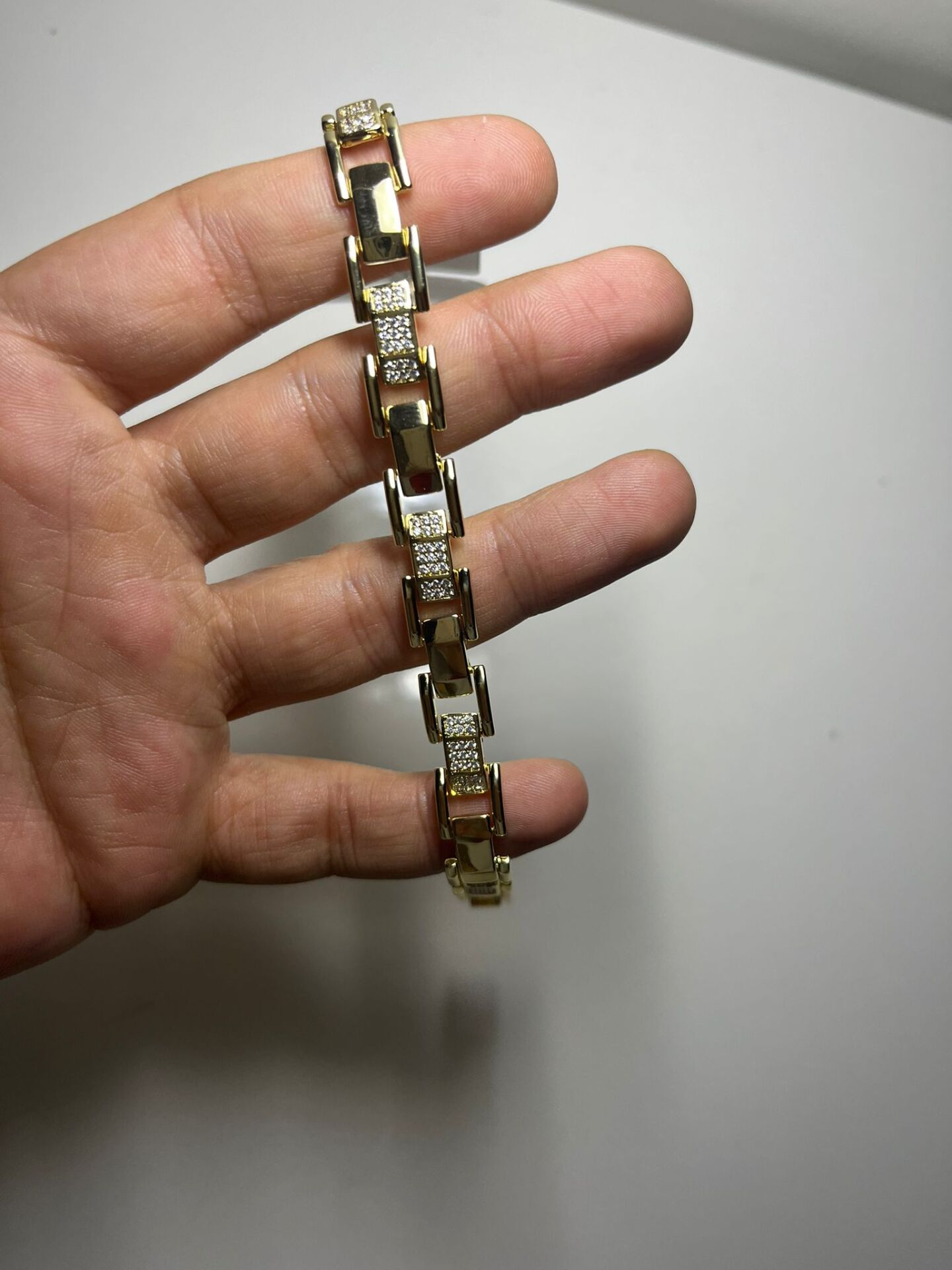 Kare Form Zirkon Taş Detaylı Gold Kaplama Kadın Bileklik – Modern ve Zarif Tasarım