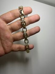 Kare Form Zirkon Taş Detaylı Gold Kaplama Kadın Bileklik – Modern ve Zarif Tasarım