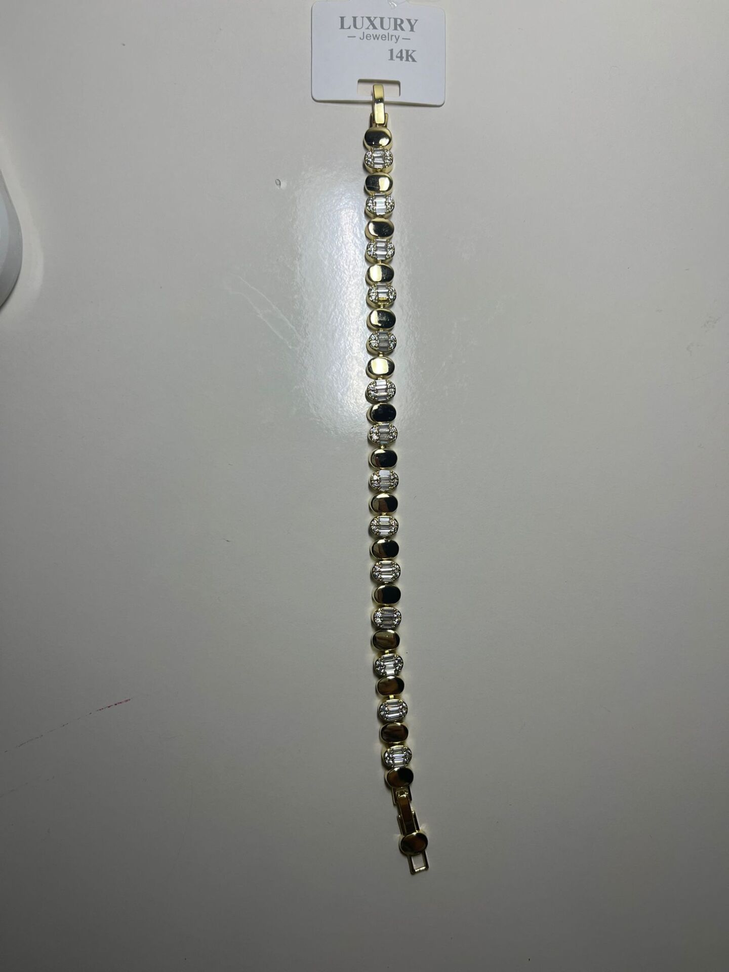 Oval Form Zirkon Taş Detaylı Gold Kaplama Kadın Bileklik – Şık ve Işıltılı Tasarım