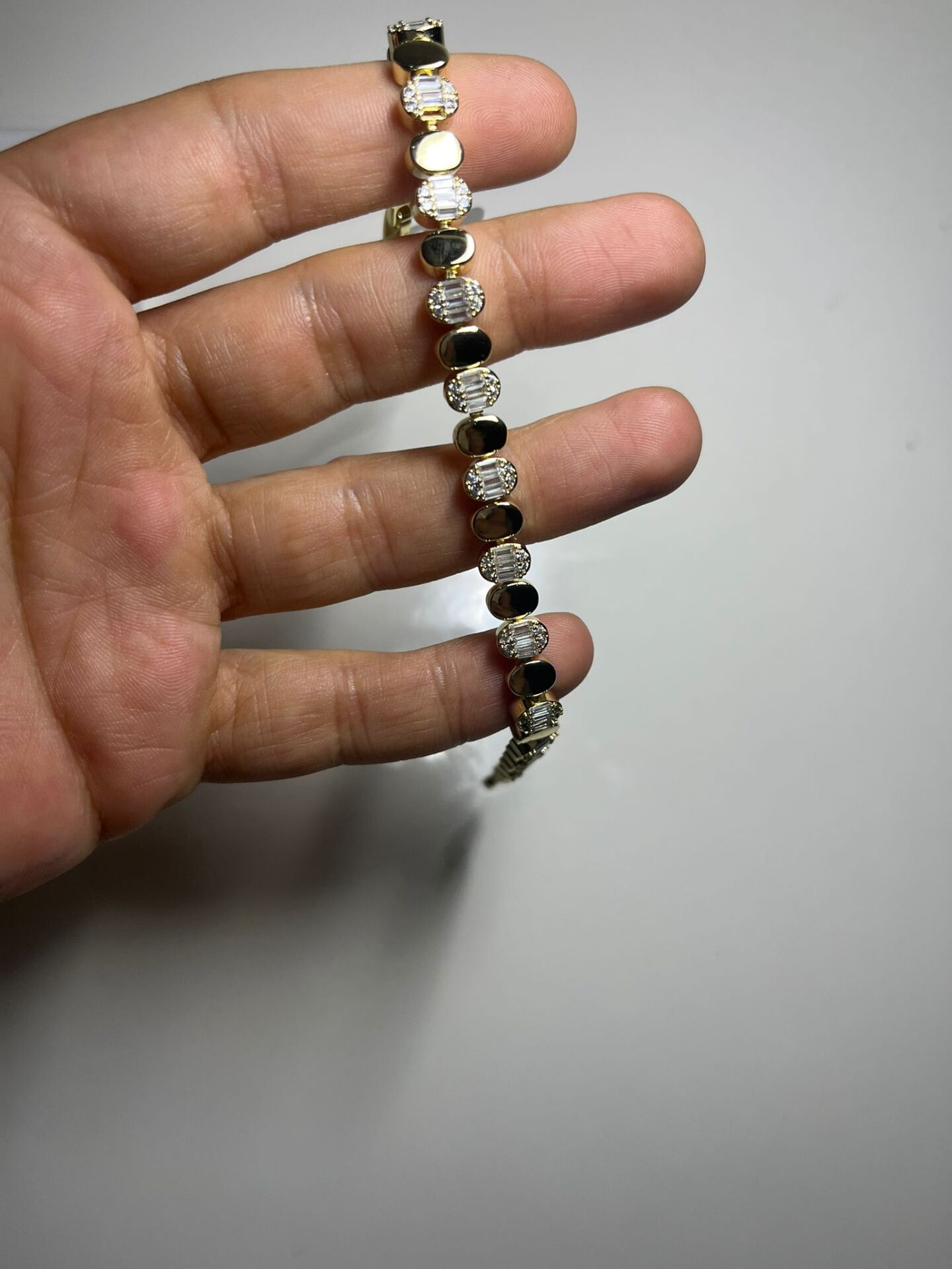 Oval Form Zirkon Taş Detaylı Gold Kaplama Kadın Bileklik – Şık ve Işıltılı Tasarım