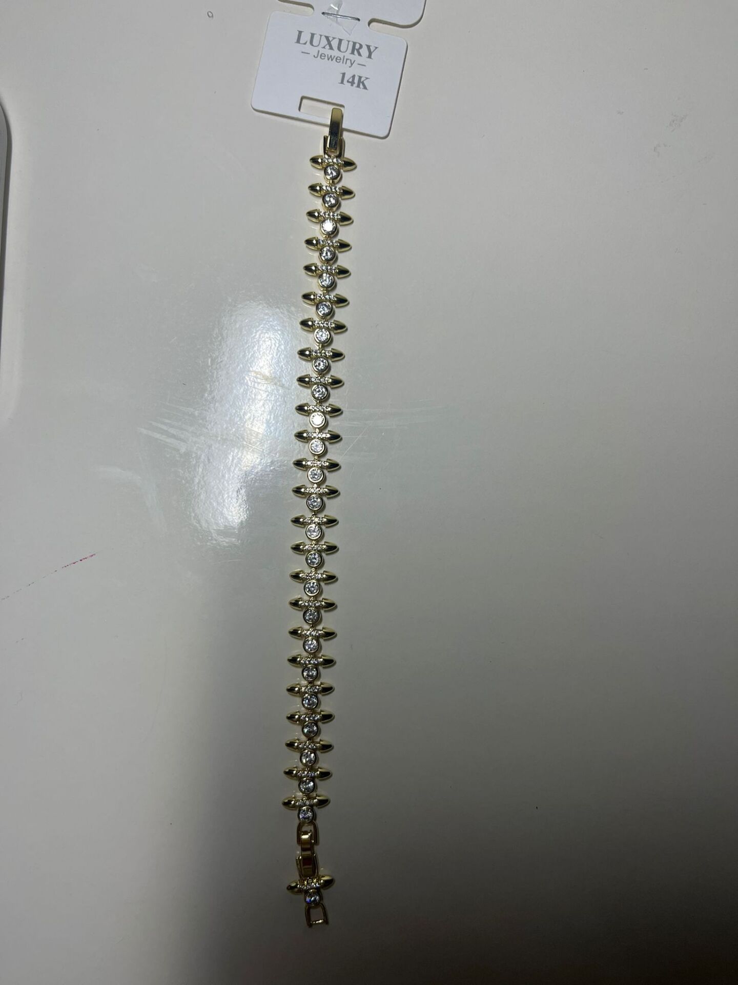 Yuvarlak Taş Detaylı Gold Kaplama Kadın Bileklik – Parlak ve Zarif Tasarım