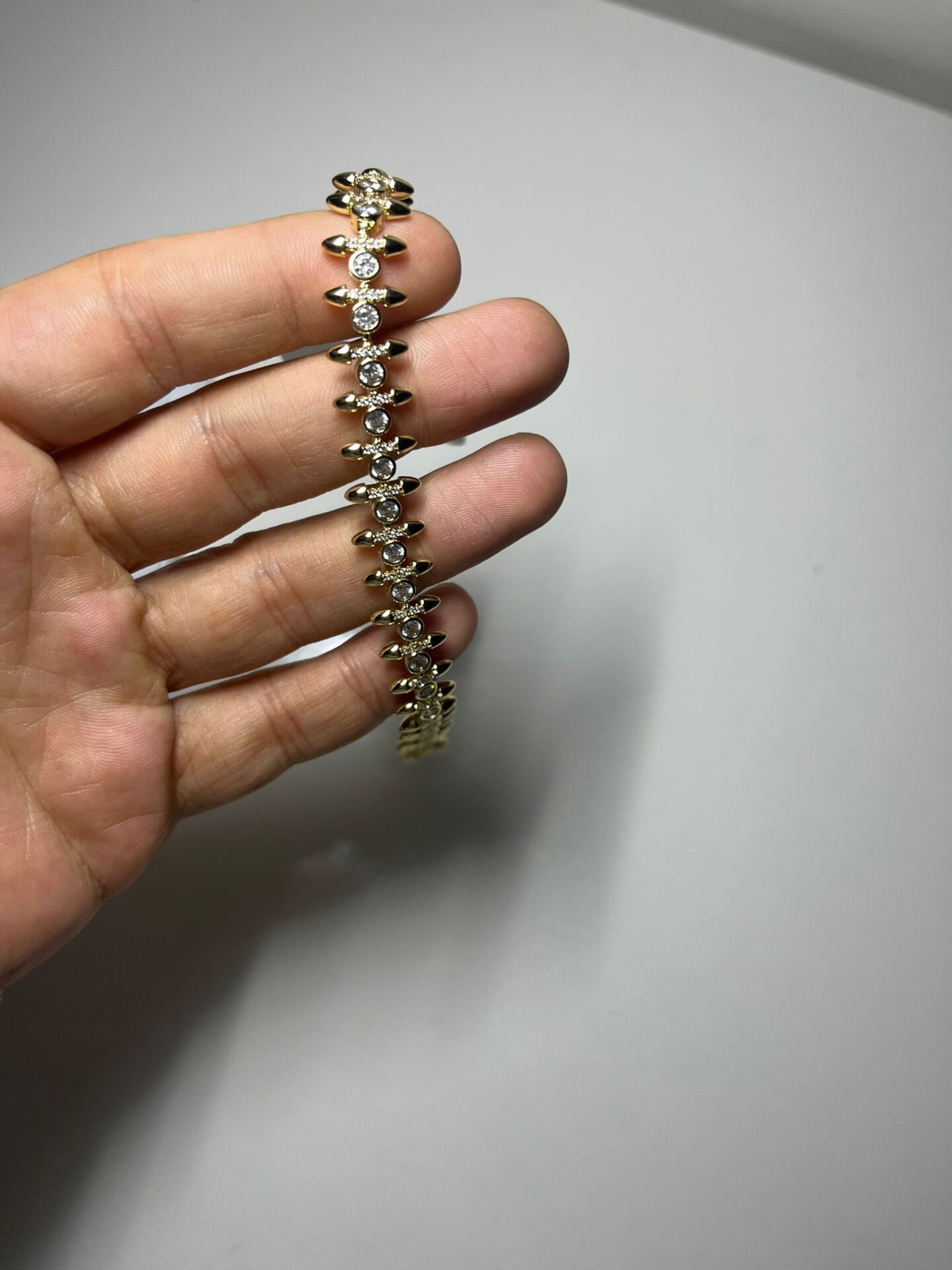 Yuvarlak Taş Detaylı Gold Kaplama Kadın Bileklik – Parlak ve Zarif Tasarım