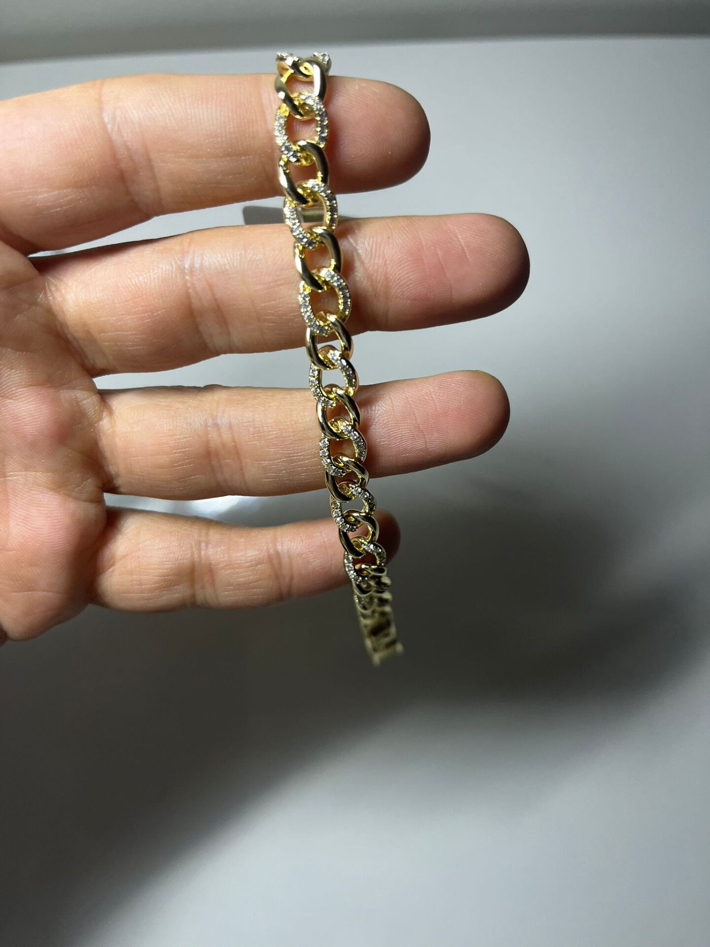 Zirkon Taş Detaylı Zincir Form Gold Kaplama Kadın Bileklik – Şık ve Işıltılı Tasarım