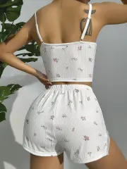 Kadın Beyaz Çiçek Desenli Şortlu İç Giyim Takımı – Romantik ve Zarif Tasarım 3774