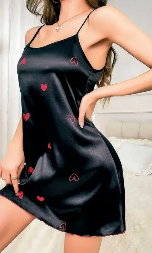 Kadın Siyah Saten Kalp Desenli Askılı Mini Gecelik – Zarif ve Şık İç Giyim 3648