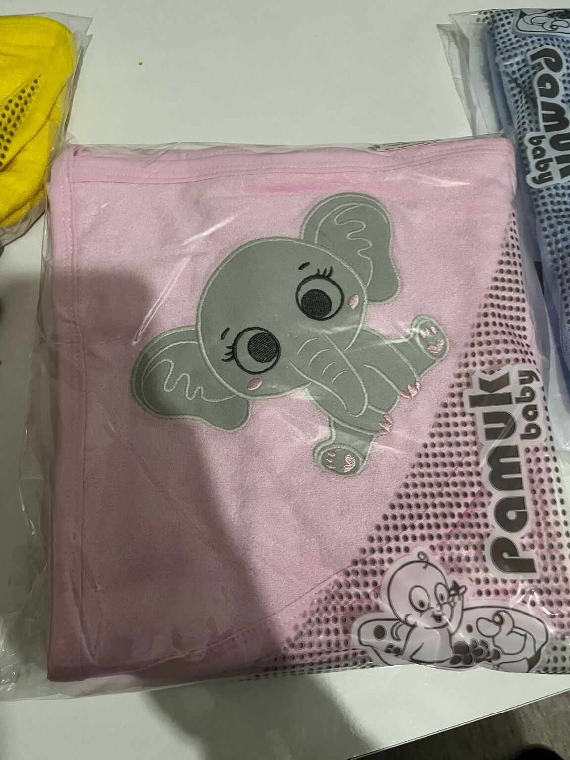 Fil Nakışlı Bebek Bornoz Havlusu – Yumuşak Kumaş, Kapüşonlu, Pembe Mavi Seçenekli