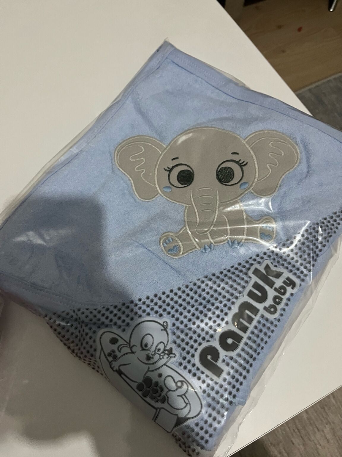 Fil Nakışlı Bebek Bornoz Havlusu – Yumuşak Kumaş, Kapüşonlu, Pembe Mavi Seçenekli