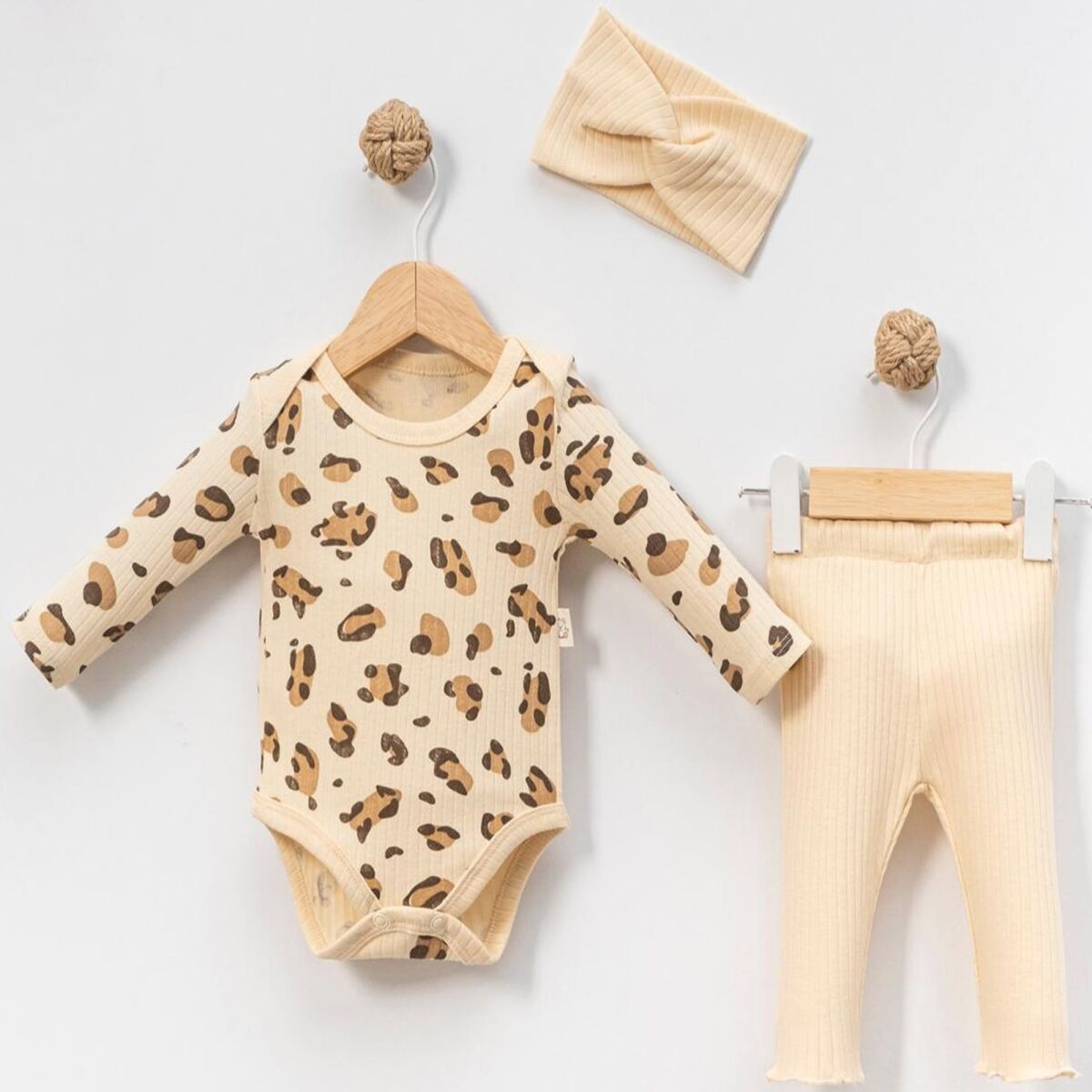 Leopar Desenli Bandanalı 3’lü Kız Bebek Takımı – Badi + Tayt + Saç Bandı – 3-6-912 Ay