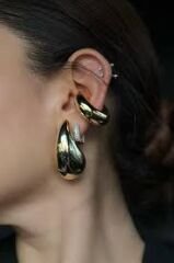 Büyük Gold Damla Küpe – Parlak Metal Modern Tasarım, İddialı & Şık Kadın Küpe