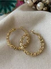 Büyük Gold Dokulu Halka Küpe – Işıltılı ve Gösterişli Şık Kadın Küpe