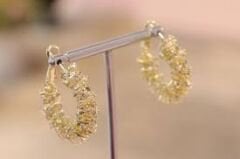 Büyük Gold Dokulu Halka Küpe – Işıltılı ve Gösterişli Şık Kadın Küpe