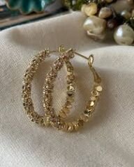 Büyük Gold Dokulu Halka Küpe – Işıltılı ve Gösterişli Şık Kadın Küpe