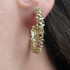 Büyük Gold Dokulu Halka Küpe – Işıltılı ve Gösterişli Şık Kadın Küpe