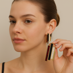 Geometrik Çubuk Taşlı Küpe – Gold Çerçeveli Modern Tasarım, Siyah–Kırmızı–Sedef Detaylı Kadın Küpe