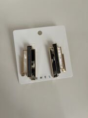 Geometrik Çubuk Taşlı Küpe – Gold Çerçeveli Siyah & Sedef Mermer Desenli Modern Kadın Küpe