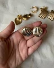 Gold Midye Tasarım Küpe – Vintage Görünümlü Şık ve Zamansız Kadın Küpe