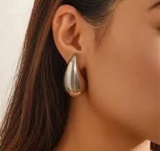 Gümüş Damla Tasarım Küpe – Parlak Metal Modern & İddialı Kadın Küpe