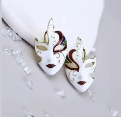 Maskeli Yüz Tasarım Küpe – Sanatsal Detaylı, Gold Renk Özel Model, Şık & Sıradışı Kadın Küpe