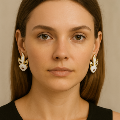 Maskeli Yüz Tasarım Küpe – Sanatsal Detaylı, Gold Renk Özel Model, Şık & Sıradışı Kadın Küpe