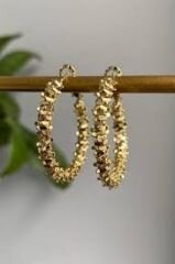 Minimal Gold Dokulu Halka Küpe – Işıltılı Şık ve Zarif Kadın Küpe