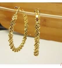 Minimal Gold Dokulu Halka Küpe – Işıltılı Şık ve Zarif Kadın Küpe