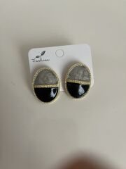 Oval Taş Detaylı Küpe – Gold Çerçeveli Gri & Siyah Şık Tasarım, Zarif Günlük ve Özel Gün Kadın Küpe