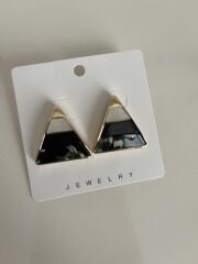 Üçgen Taş Detaylı Küpe – Gold Çerçeveli Siyah & Sedef Modern Geometrik Kadın Küpe