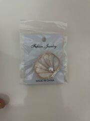 İnci Detaylı Deniz Kabuğu Broş – Gold Şık ve Zarif Broş Modeli