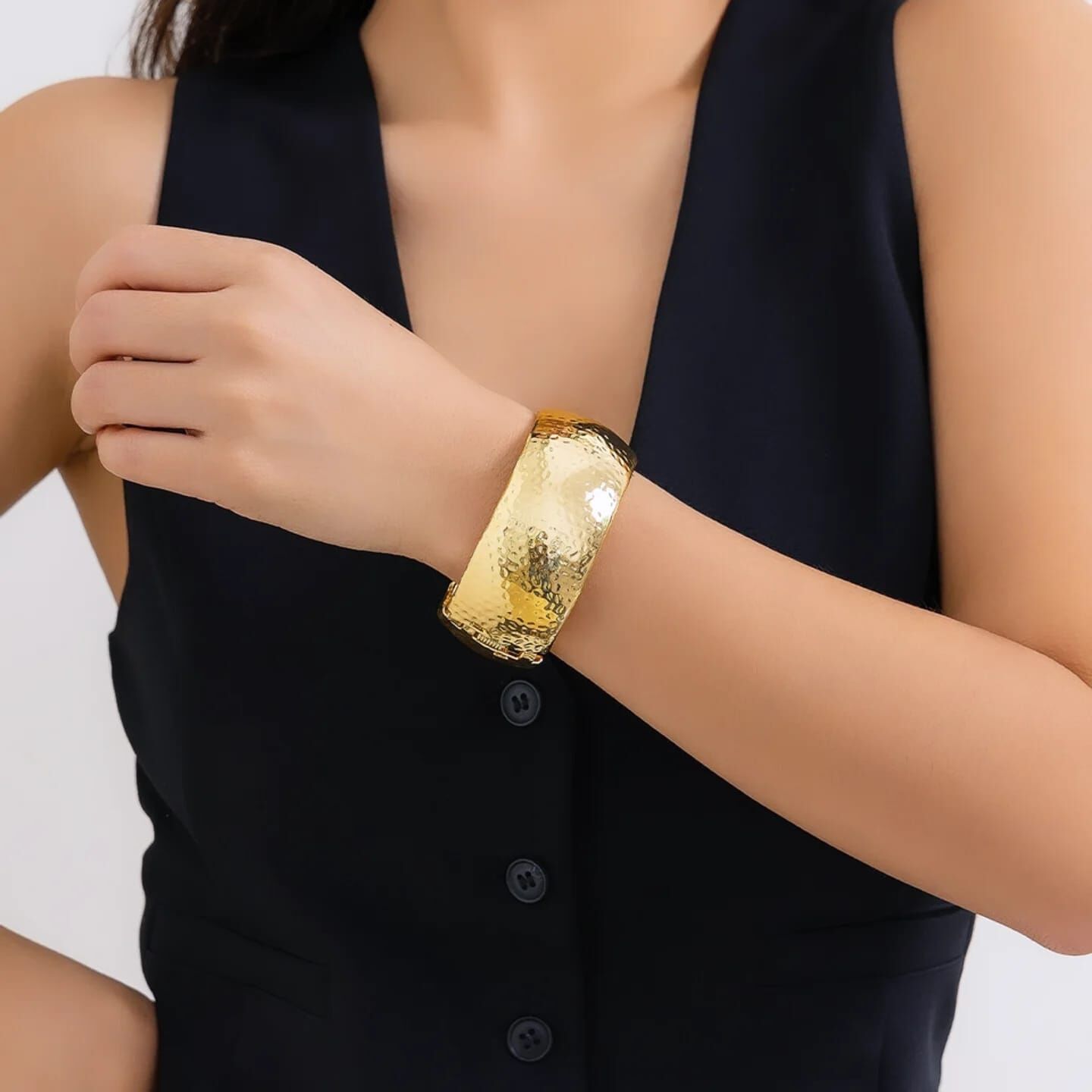 Altın Renk Geniş Çekiç Desenli Bilezik – Şık ve Işıltılı Kelepçe Model