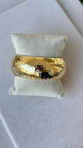 Altın Renk Geniş Çekiç Desenli Bilezik – Şık ve Işıltılı Kelepçe Model