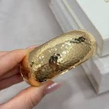 Altın Renk Geniş Çekiç Desenli Bilezik – Şık ve Işıltılı Kelepçe Model