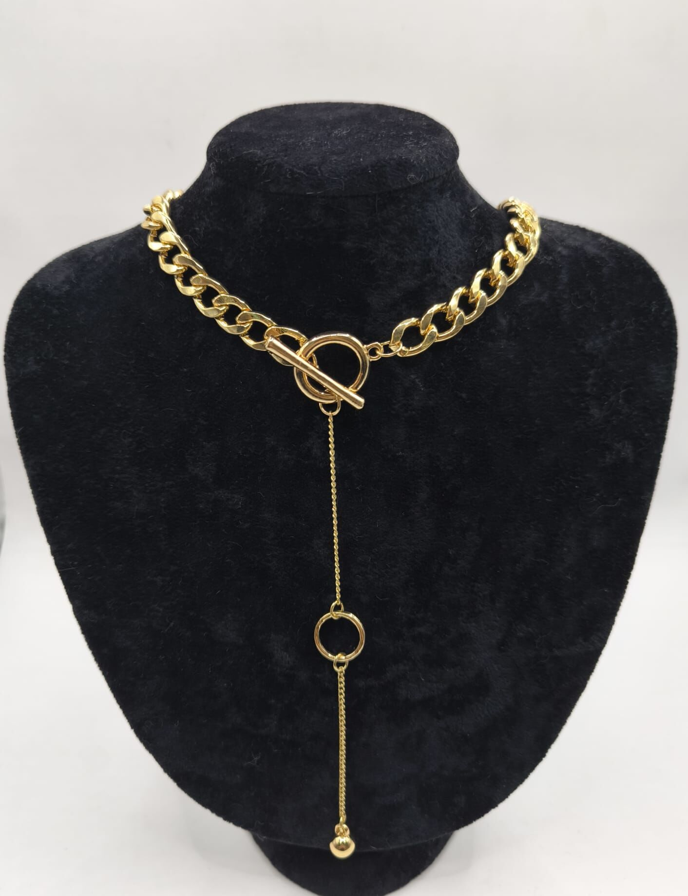 Altın Renk Halka Detaylı Tokalı Zincir Kolye – Modern Kadın Kolye Modeli