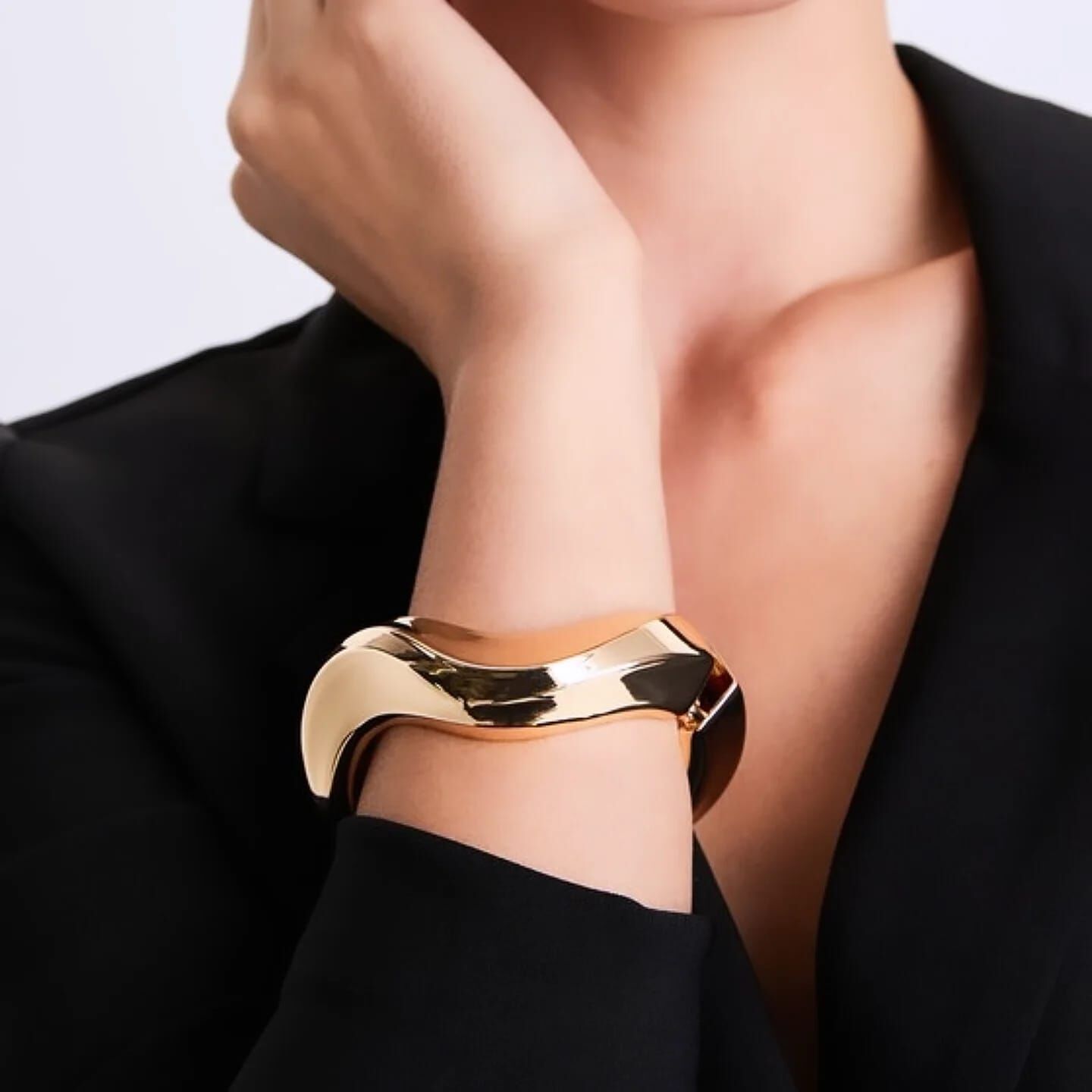 Altın Renk Kavis Formlu Modern Kelepçe Bilezik – Şık ve Işıltılı Tasarım