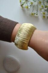 Gold Dokulu Geniş Kelepçe Bileklik – Trend Kadın Bileklik Modeli – Ayarlanabilir Metal Bilezik