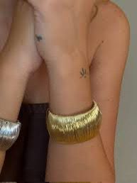 Gold Dokulu Geniş Kelepçe Bileklik – Trend Kadın Bileklik Modeli – Ayarlanabilir Metal Bilezik