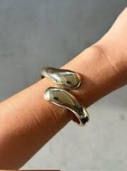 Kadın Altın Renk Modern Formlu Bükümlü Kelepçe Bilezik – Şık ve Zarif Tasarım