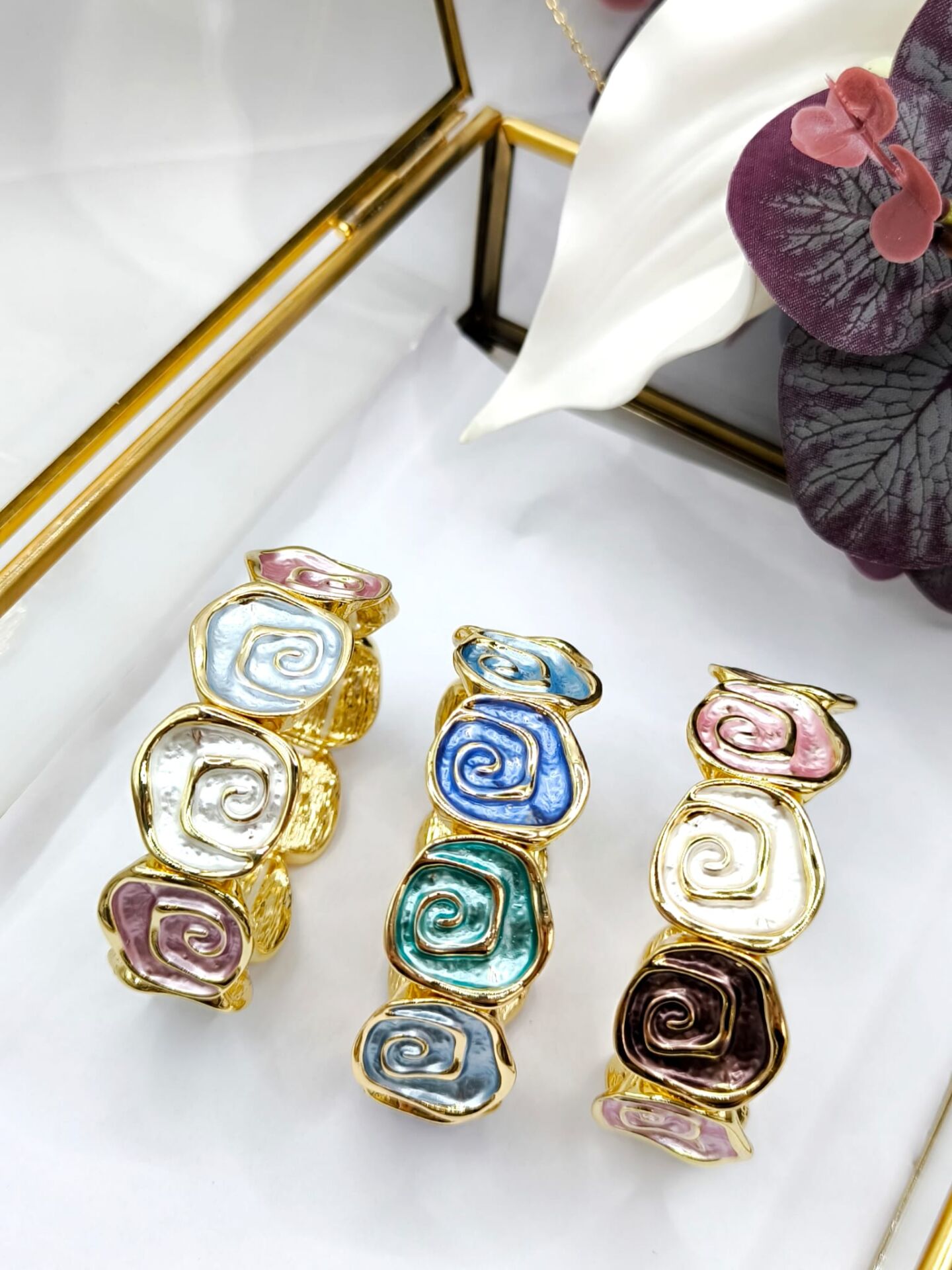 Renkli Spiral Form  MİNELİ Gold Bileklik